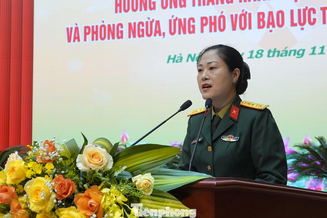 Đại tá Phùng Thị Phú - Trưởng ban Phụ nữ Quân đội phát biểu tại chương trình