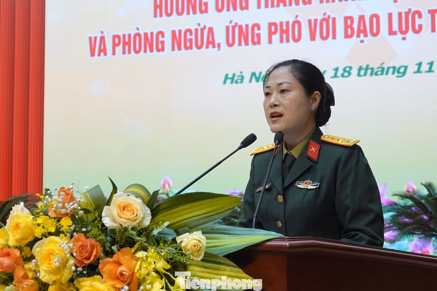 Đại tá Phùng Thị Phú - Trưởng ban Phụ nữ Quân đội phát biểu tại chương trình