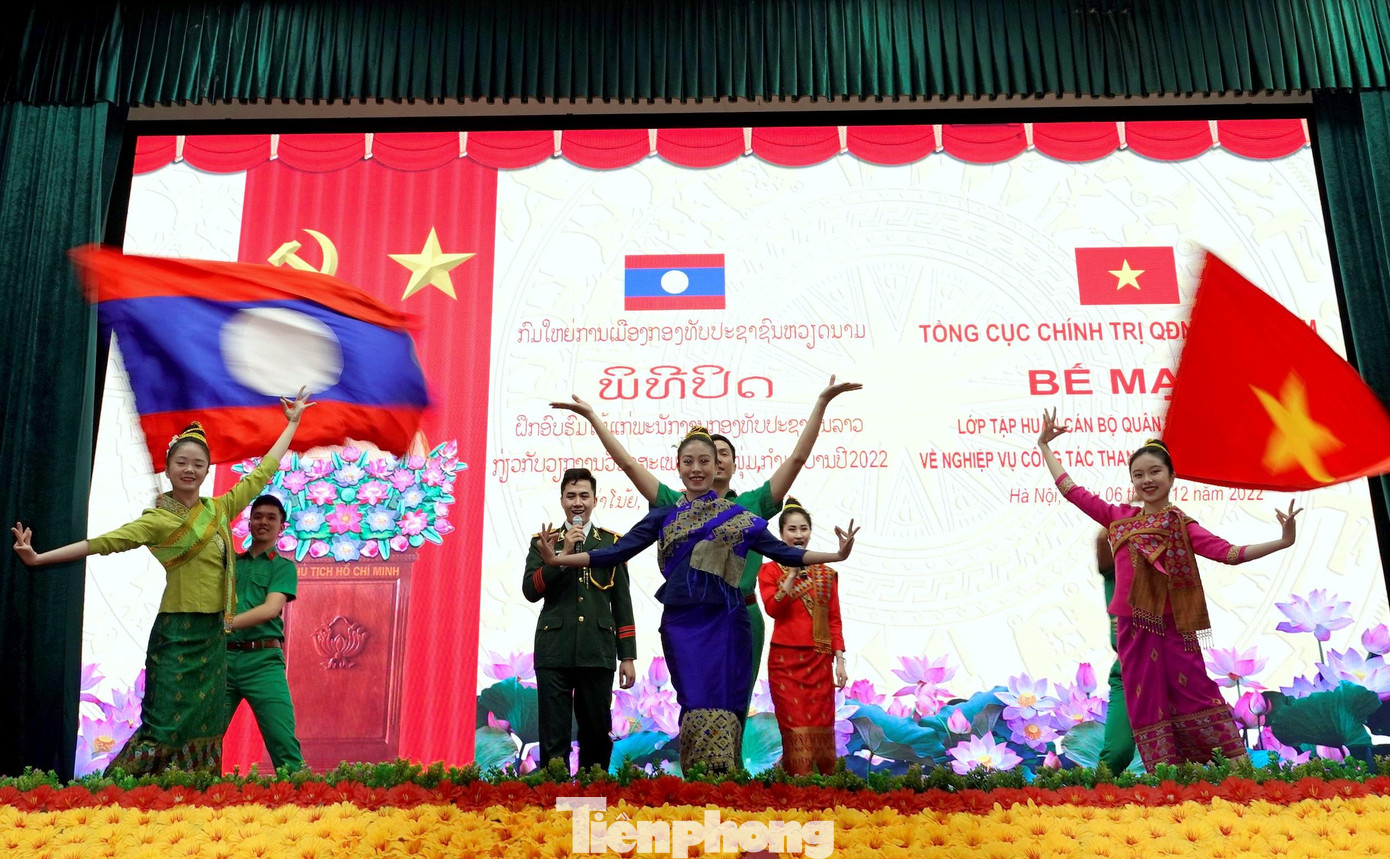 Cán bộ, ĐVTN Trường Đại học Văn hóa Nghệ thuật Quân đội biểu diễn nghệ thuật tại lễ bế mạc