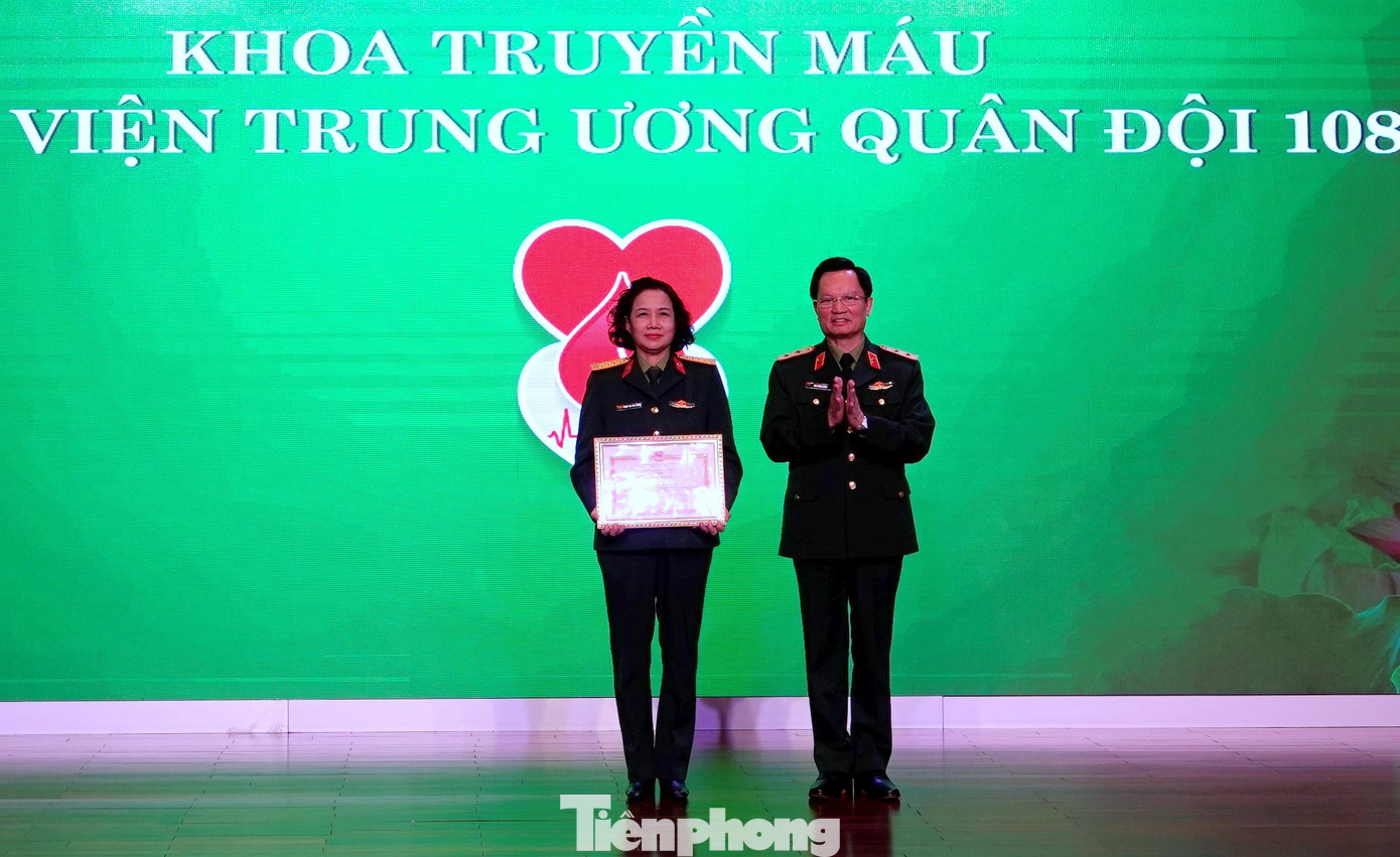 Giám đốc Bệnh viện Trung ương Quân đội 108 trao Bằng khen của Bộ trưởng Bộ Quốc phòng tặng Khoa Truyền máu Giám đốc Bệnh viện Trung ương Quân đội 108 trao Bằng khen của Bộ trưởng Bộ Quốc phòng tặng Khoa Truyền máu