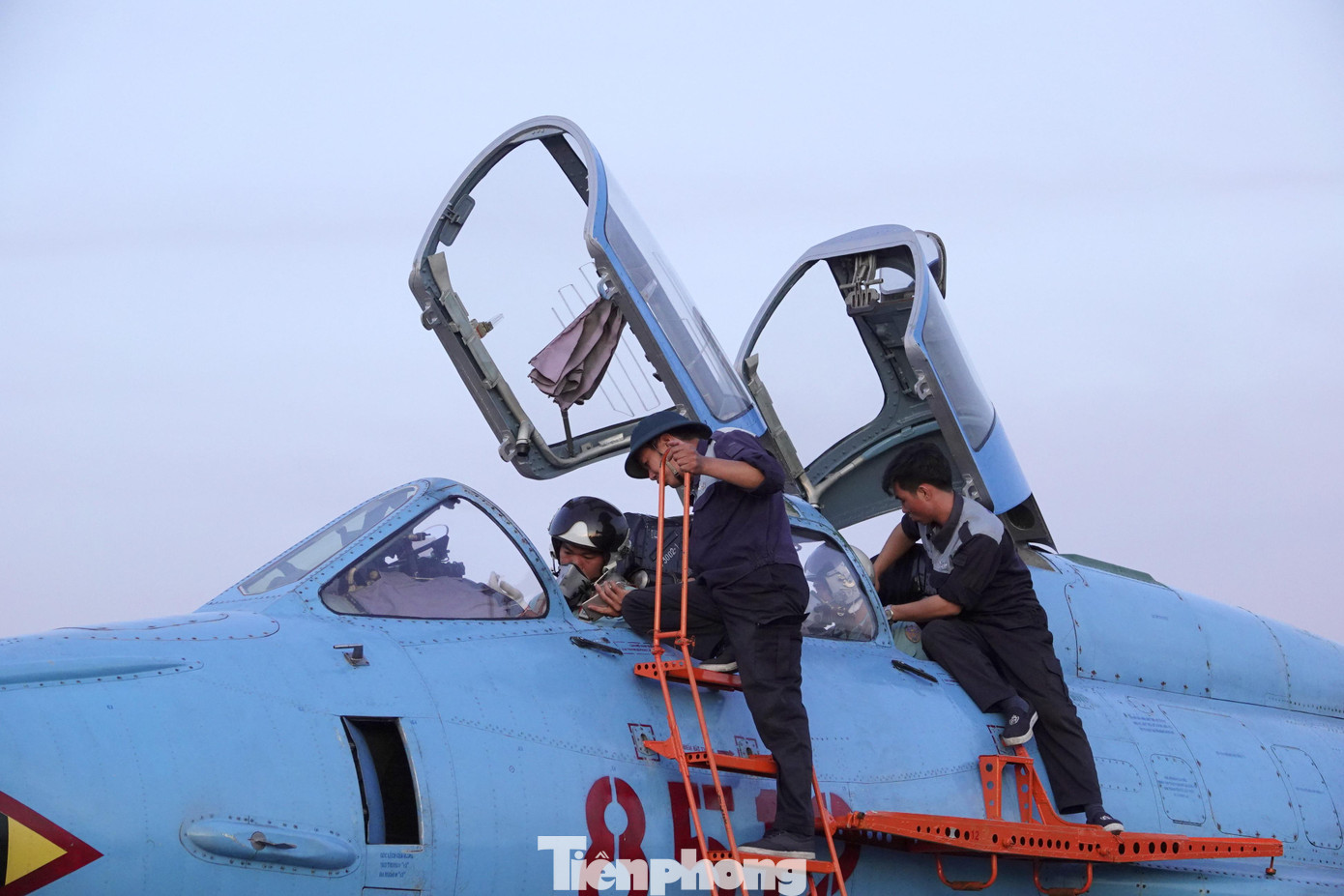 Phi công và kỹ thuật viên kiểm tra thiết bị buồng lái trước khi bay. Ảnh: Nguyễn Minh Phi công và kỹ thuật viên kiểm tra thiết bị buồng lái trước khi bay. Ảnh: Nguyễn Minh