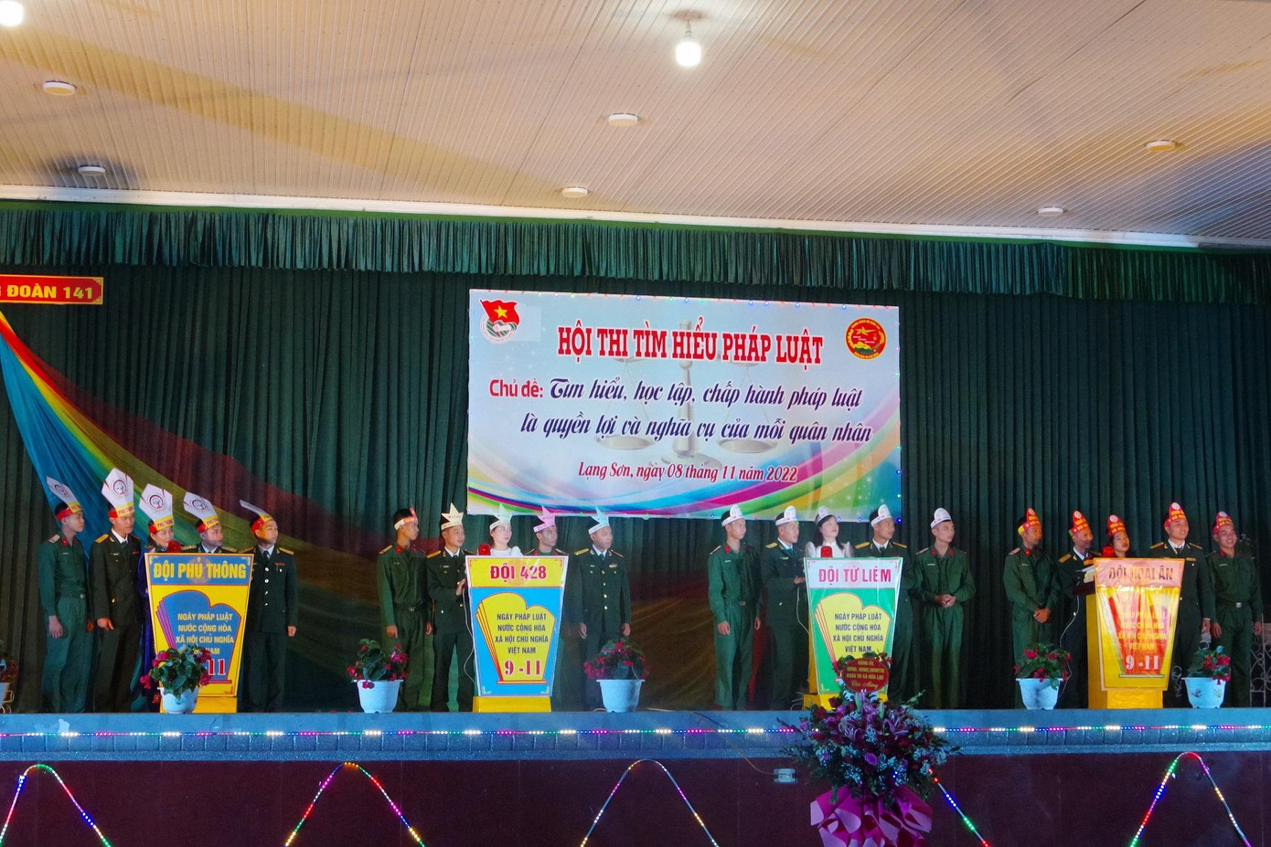 Bốn đội thi trong phần thi kiến thức