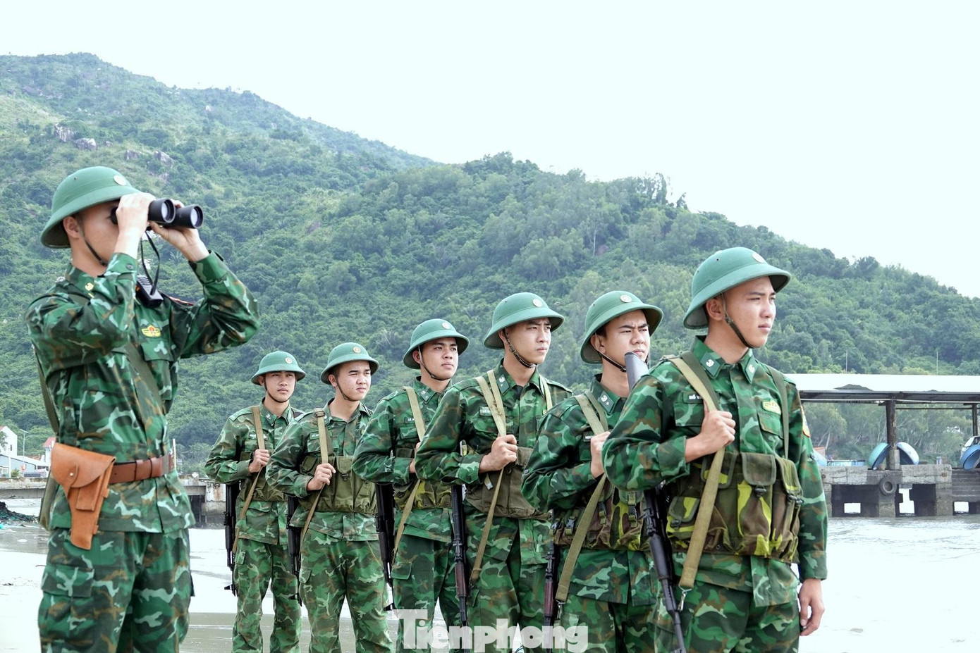 Đội Vũ trang Đồn Biên phòng Đầm Môn tuần tra bảo vệ bờ biển trên địa bàn được giao phụ trách. Ảnh: Nguyễn Minh Đội Vũ trang Đồn Biên phòng Đầm Môn tuần tra bảo vệ bờ biển trên địa bàn được giao phụ trách. Ảnh: Nguyễn Minh