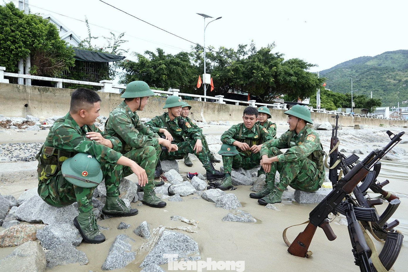 Phút nghỉ chân trên đường tuần tra, mật phục. Ảnh: Nguyễn Minh Phút nghỉ chân trên đường tuần tra, mật phục. Ảnh: Nguyễn Minh
