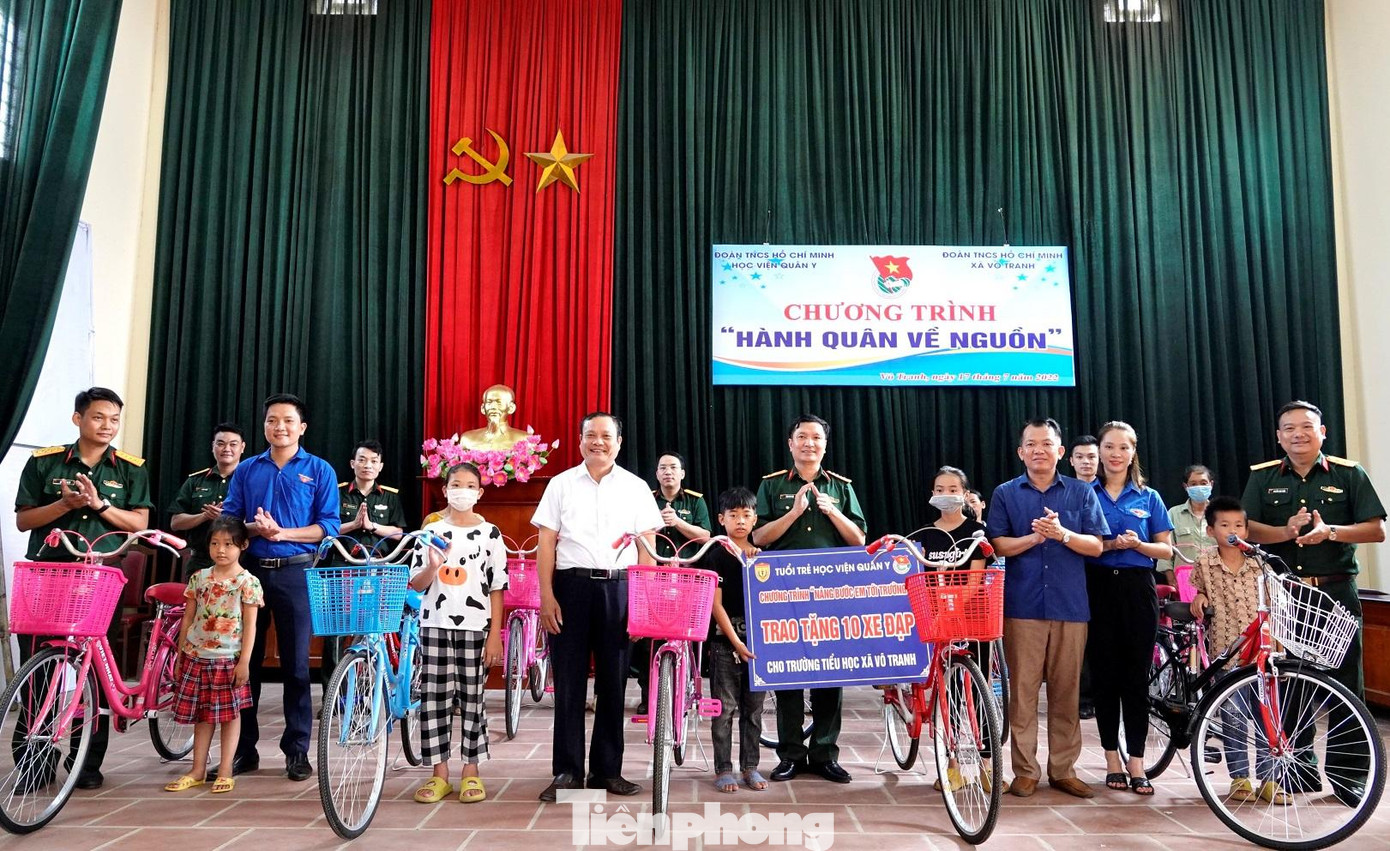 Đại tá Doãn Văn Mậu - Phó Chủ nhiệm Chính trị Học viện Quân y, ông Hoàng Anh Tuấn - Bí thư Đảng ủy, Chủ tịch HĐND xã Vô Tranh cùng lãnh đạo các đơn vị trao tặng 10 chiếc xe đạp cho các em học sinh nghèo học giỏi, sáng 17/7
