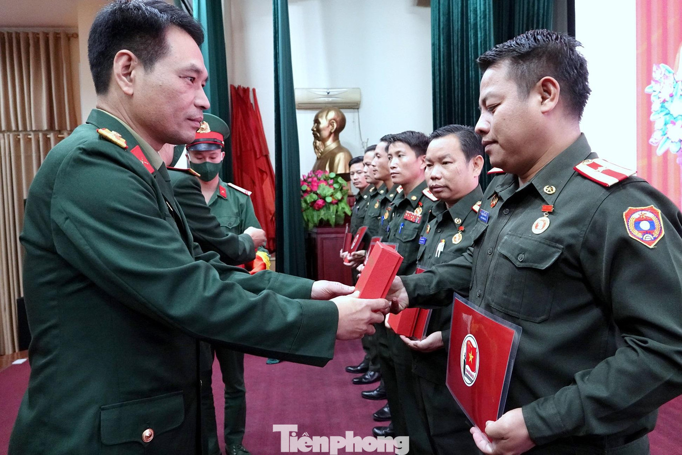 Lãnh đạo Đoàn 871 trao logo kỷ niệm tặng các cán bộ QĐND Lào.