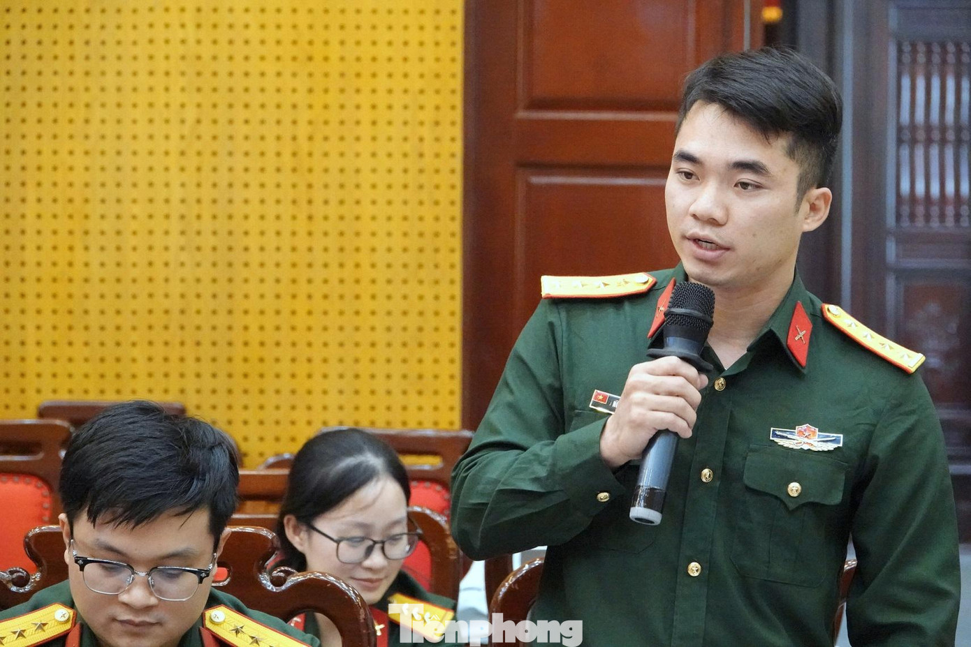 Đại úy Nguyễn Ngọc Thân nêu ý kiến tại tọa đàm