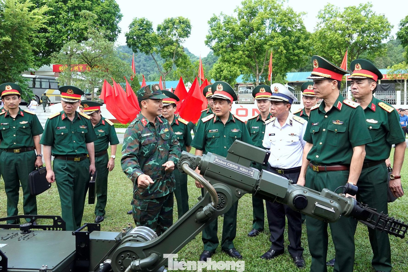 Lãnh đạo Bộ Tổng Tham mưu, Binh chủng Hóa học và các đơn vị tham quan các thiết bị, khí tài hiện đại trang bị cho lực lượng Phòng hóa