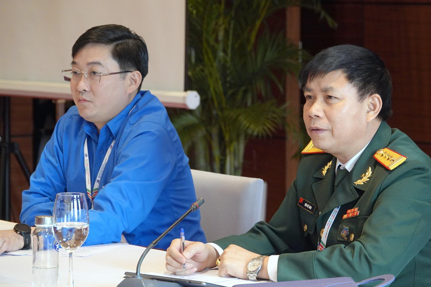 Đại tá Trần Viết Năng - Trưởng ban Thanh niên Quân đội (bên phải) đồng chủ trì diễn đàn