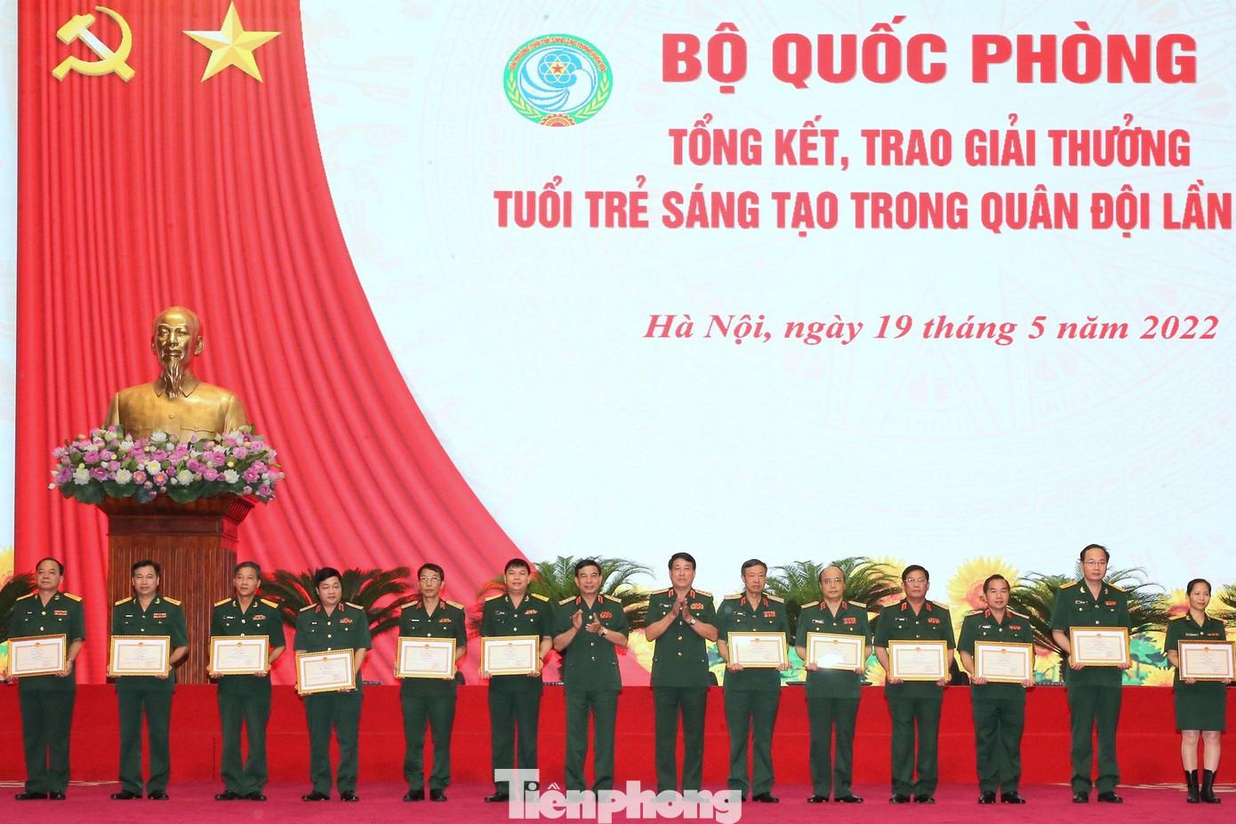 Đại tướng Phan Văn Giang, Bộ trưởng Bộ Quốc phòng và Đại tướng Lương Cường, Chủ nhiệm Tổng cục Chính trị Quân đội nhân dân Việt Nam trao Bằng khen cho các tập thể có thành tích xuất sắc trong tổ chức, tham gia giải thưởng Đại tướng Phan Văn Giang, Bộ trưởng Bộ Quốc phòng và Đại tướng Lương Cường, Chủ nhiệm Tổng cục Chính trị Quân đội nhân dân Việt Nam trao Bằng khen cho các tập thể có thành tích xuất sắc trong tổ chức, tham gia giải thưởng