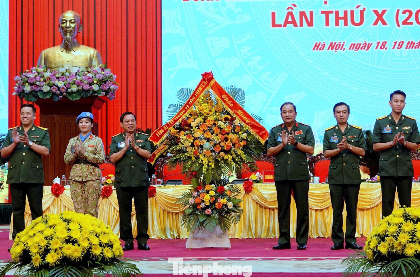Trung tướng Phùng Sĩ Tấn tặng hoa chúc mừng ĐH Trung tướng Phùng Sĩ Tấn tặng hoa chúc mừng ĐH