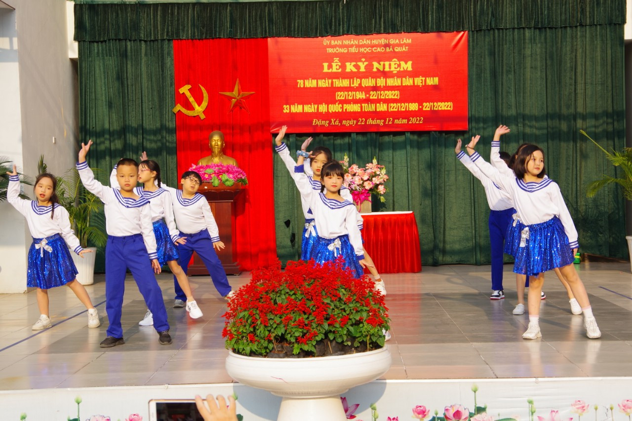 Học sinh Trường tiểu học Cao Bá Quát biểu diễn văn nghệ chào mừng ngày 22/12 Học sinh Trường tiểu học Cao Bá Quát biểu diễn văn nghệ chào mừng ngày 22/12