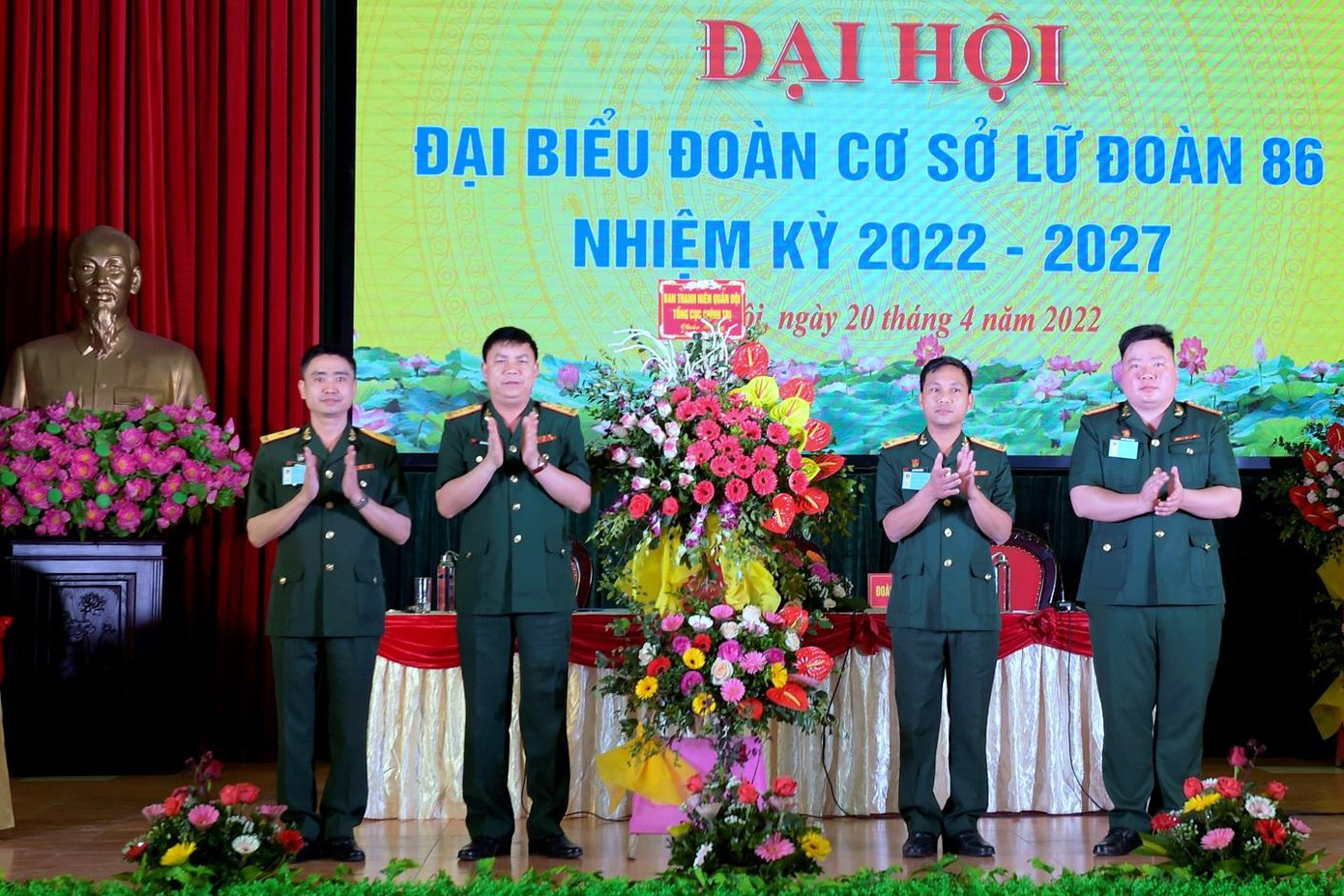 Lãnh đạo Ban Thanh niên Quân đội tới dự và tặng hoa chúc mừng đại hội