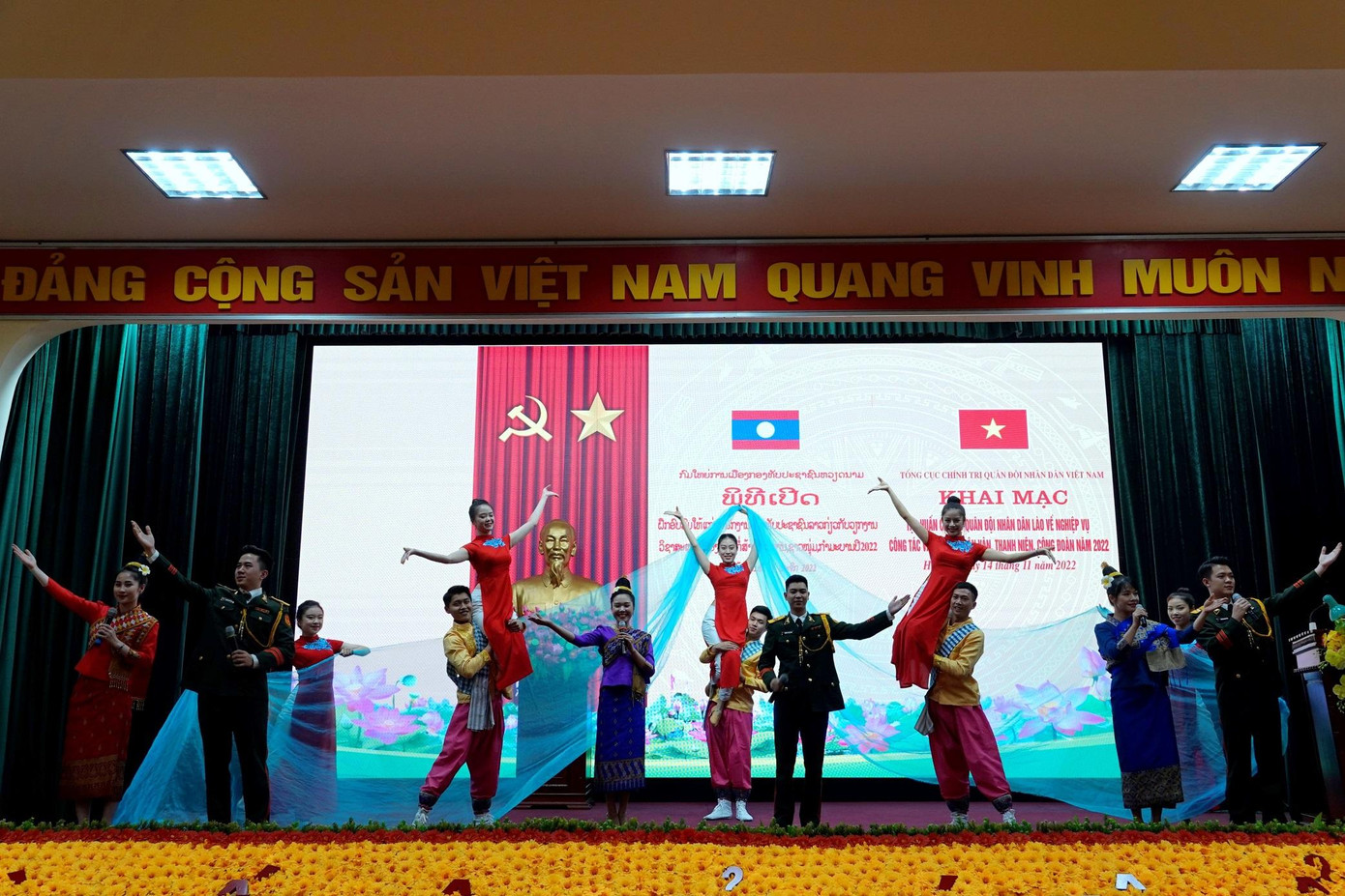 Đoàn viên thanh niên Trường Đại học Văn hóa Nghệ thuật Quân đội biểu diễn văn nghệ tại lễ khai mạc. Ảnh: Nguyễn Minh