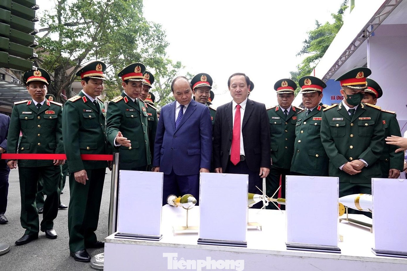 Chủ tịch nước Nguyễn Xuân Phúc tham quan trưng bày sản phẩm khoa học, công nghệ lĩnh vực quân sự, quốc phòng.