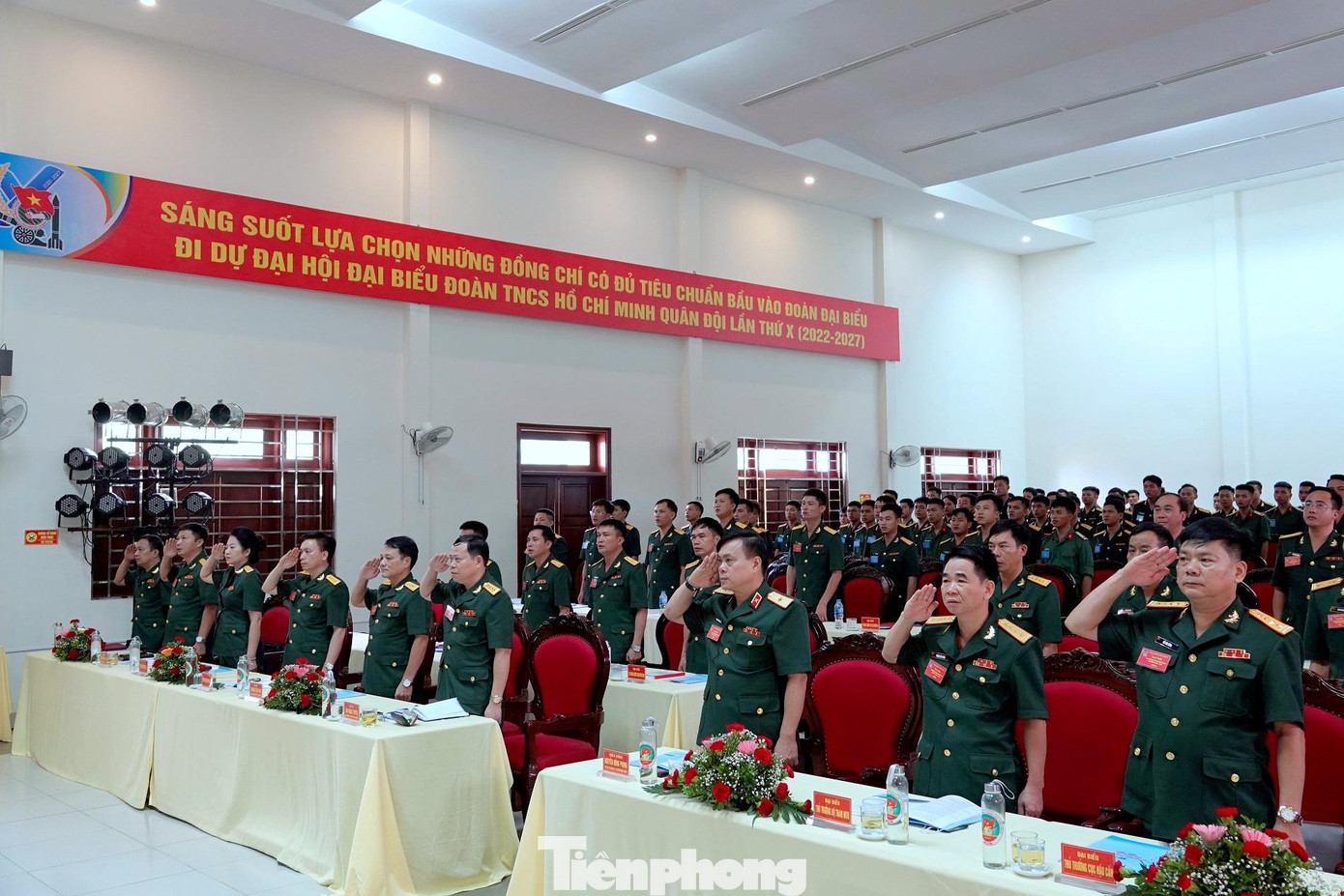 Các đại biểu dự ĐH làm lễ chào cờ, sáng 18/8. Ảnh: Nguyễn Minh