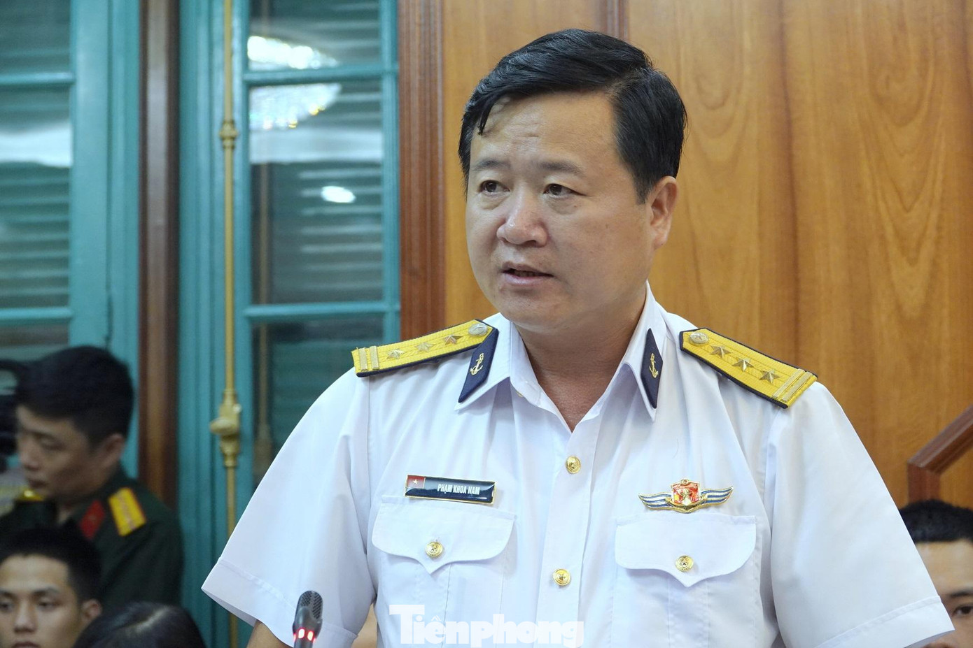 Thượng tá Phạm Khoa Nam - Trưởng phòng Công tác quần chúng (Cục Chính trị Quân chủng Hải quân) với tham luận về nội dung “Giải pháp duy trì kỷ luật, bảo đảm an toàn trong điều kiện công tác lẻ, hoạt động dài ngày trên biển, đảo”. Thượng tá Phạm Khoa Nam - Trưởng phòng Công tác quần chúng (Cục Chính trị Quân chủng Hải quân) với tham luận về nội dung “Giải pháp duy trì kỷ luật, bảo đảm an toàn trong điều kiện công tác lẻ, hoạt động dài ngày trên biển, đảo”.