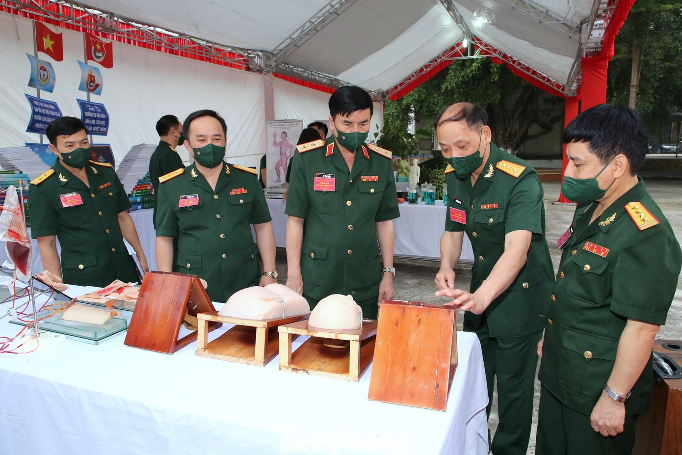 Trung tướng Đỗ Văn Thiện (đứng giữa) - Chính ủy Tổng cục Hậu cần và các đại biểu dự đại hội thăm khu trưng bày mô hình silicon trong công tác giảng dạy y học của nhà trường Trung tướng Đỗ Văn Thiện (đứng giữa) - Chính ủy Tổng cục Hậu cần và các đại biểu dự đại hội thăm khu trưng bày mô hình silicon trong công tác giảng dạy y học của nhà trường