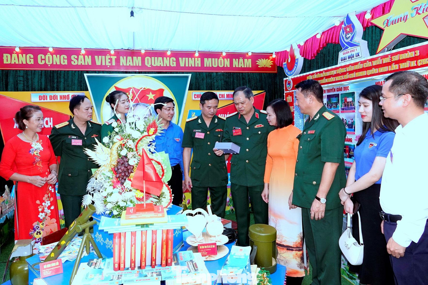 Lãnh đạo Quân khu 1, Ban Thanh niên Quân đội, các tỉnh Đoàn trên địa bàn Quân khu tham quan khu trưng bày của tuổi trẻ Sư đoàn 3. Ảnh: Nguyễn Minh