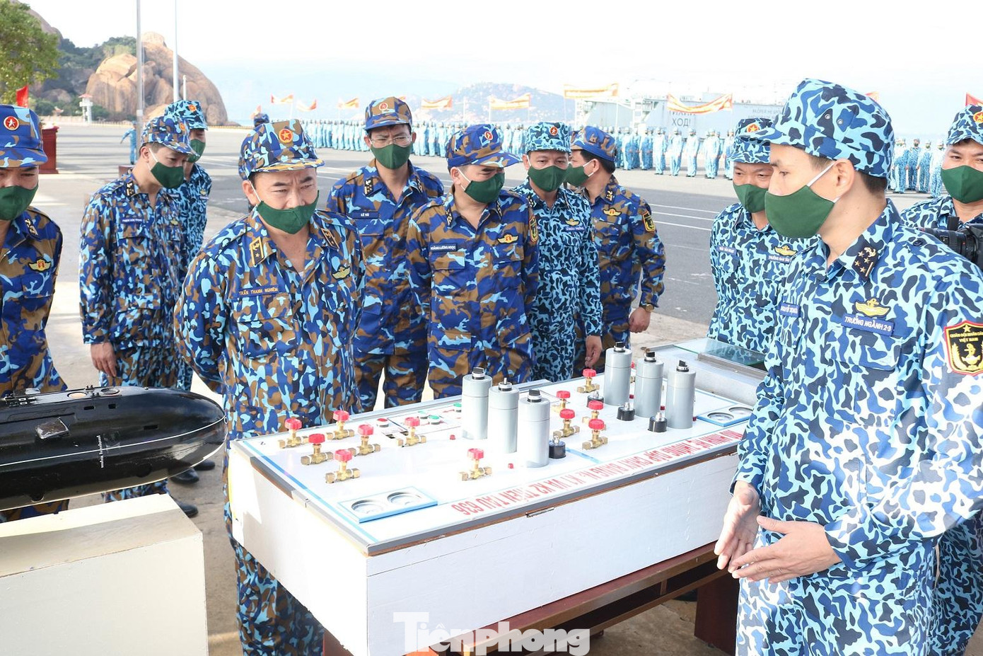 Đoàn viên Chi đoàn Tàu ngầm giới thiệu sáng kiến, cải tiến kỹ thuật Đoàn viên Chi đoàn Tàu ngầm giới thiệu sáng kiến, cải tiến kỹ thuật