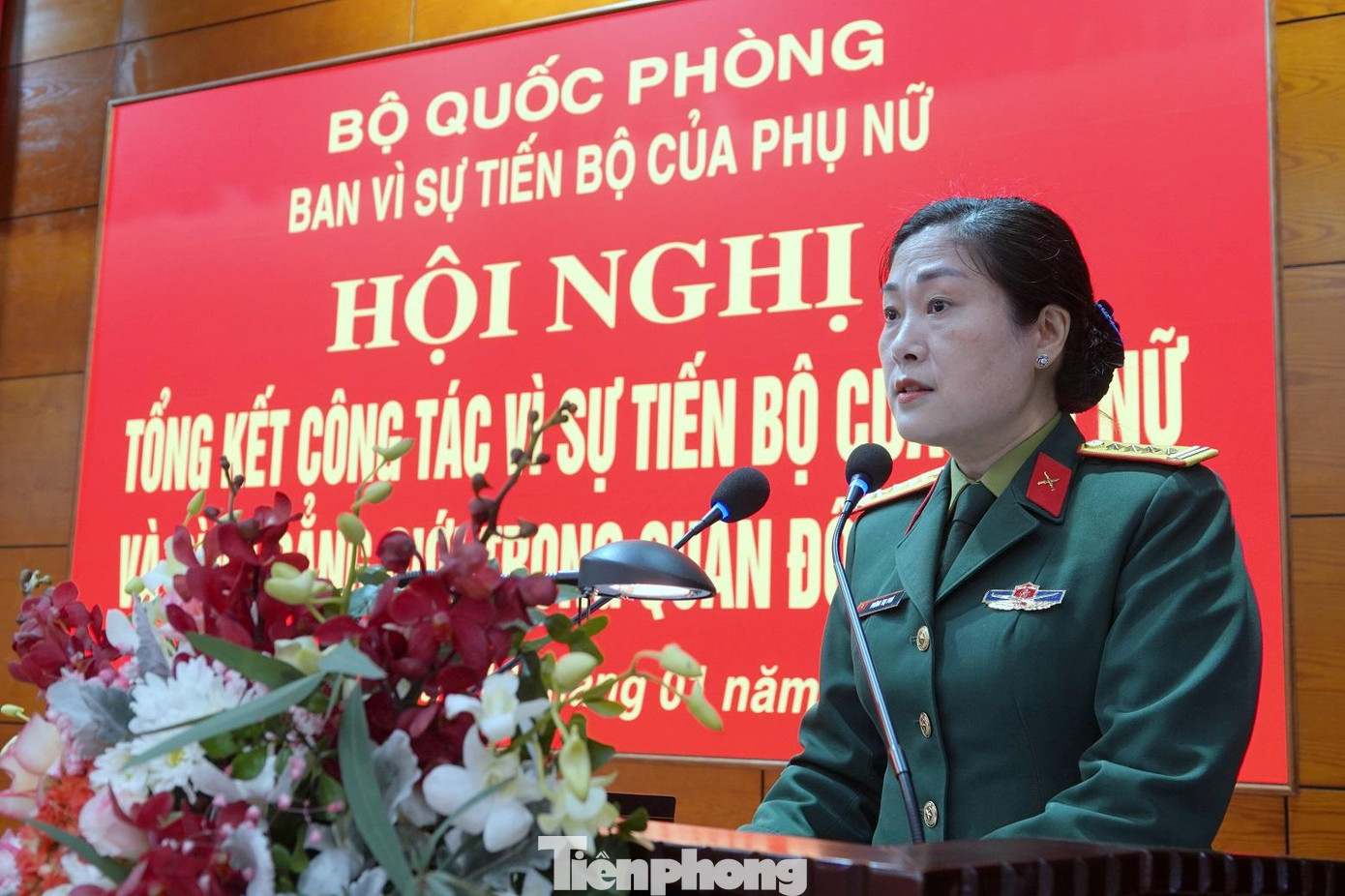 Đại tá Phùng Thị Phú phát biểu tại hội nghị. Ảnh: Nguyễn Minh