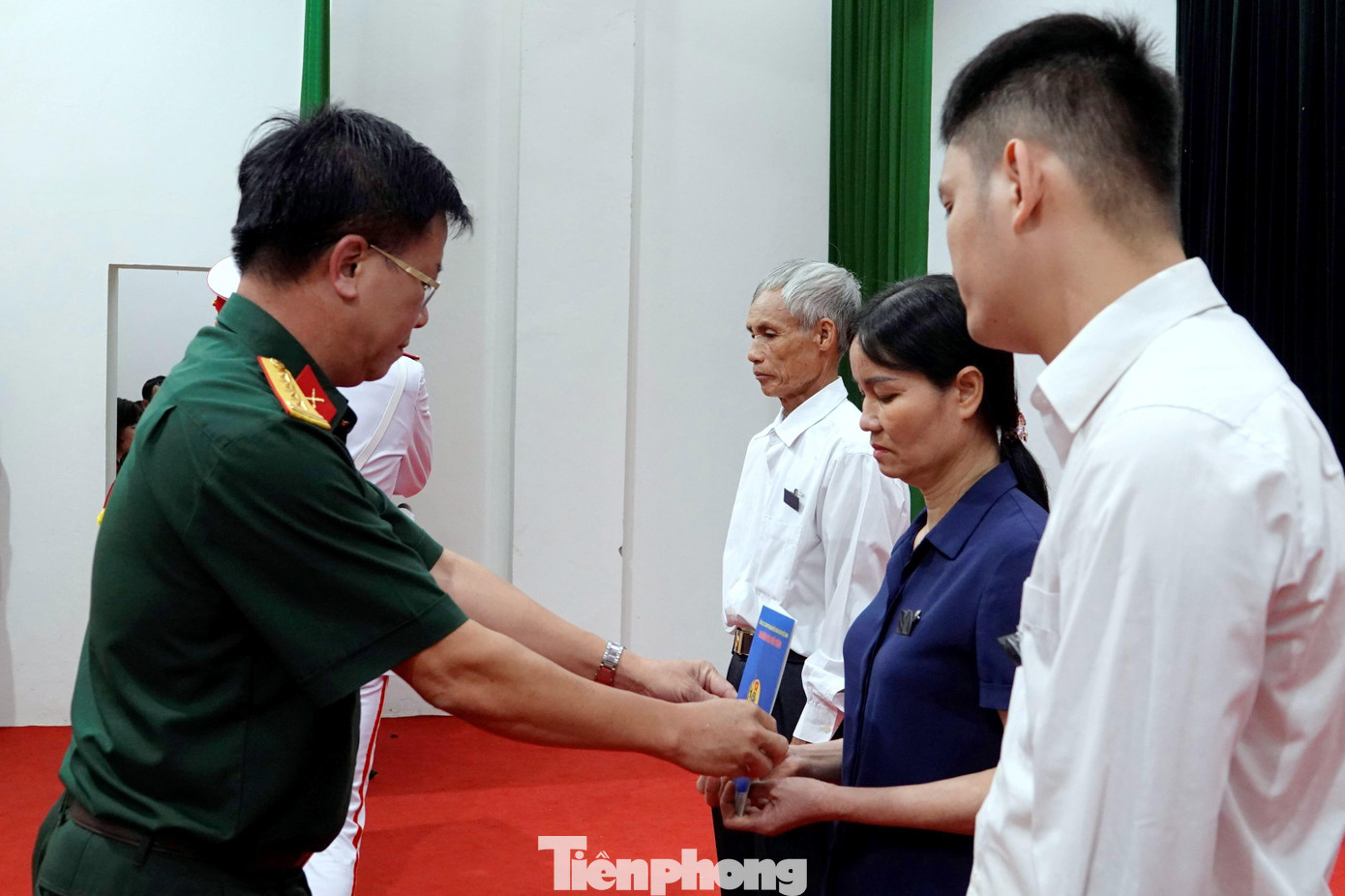 Lãnh đạo Ban Công đoàn Quốc phòng trao quà động viên người thân của Thượng tá QNCN Bùi Văn Nhiên Lãnh đạo Ban Công đoàn Quốc phòng trao quà động viên người thân của Thượng tá QNCN Bùi Văn Nhiên