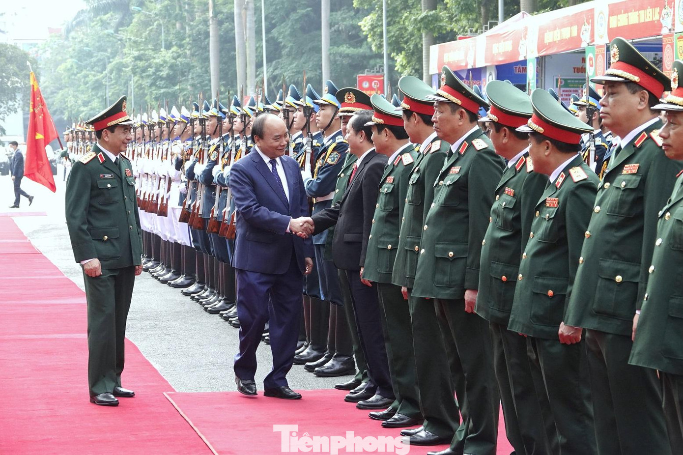 Lãnh đạo Bộ Quốc phòng, Bộ Khoa học và Công nghệ đón Chủ tịch nước tới dự lễ trao giải.