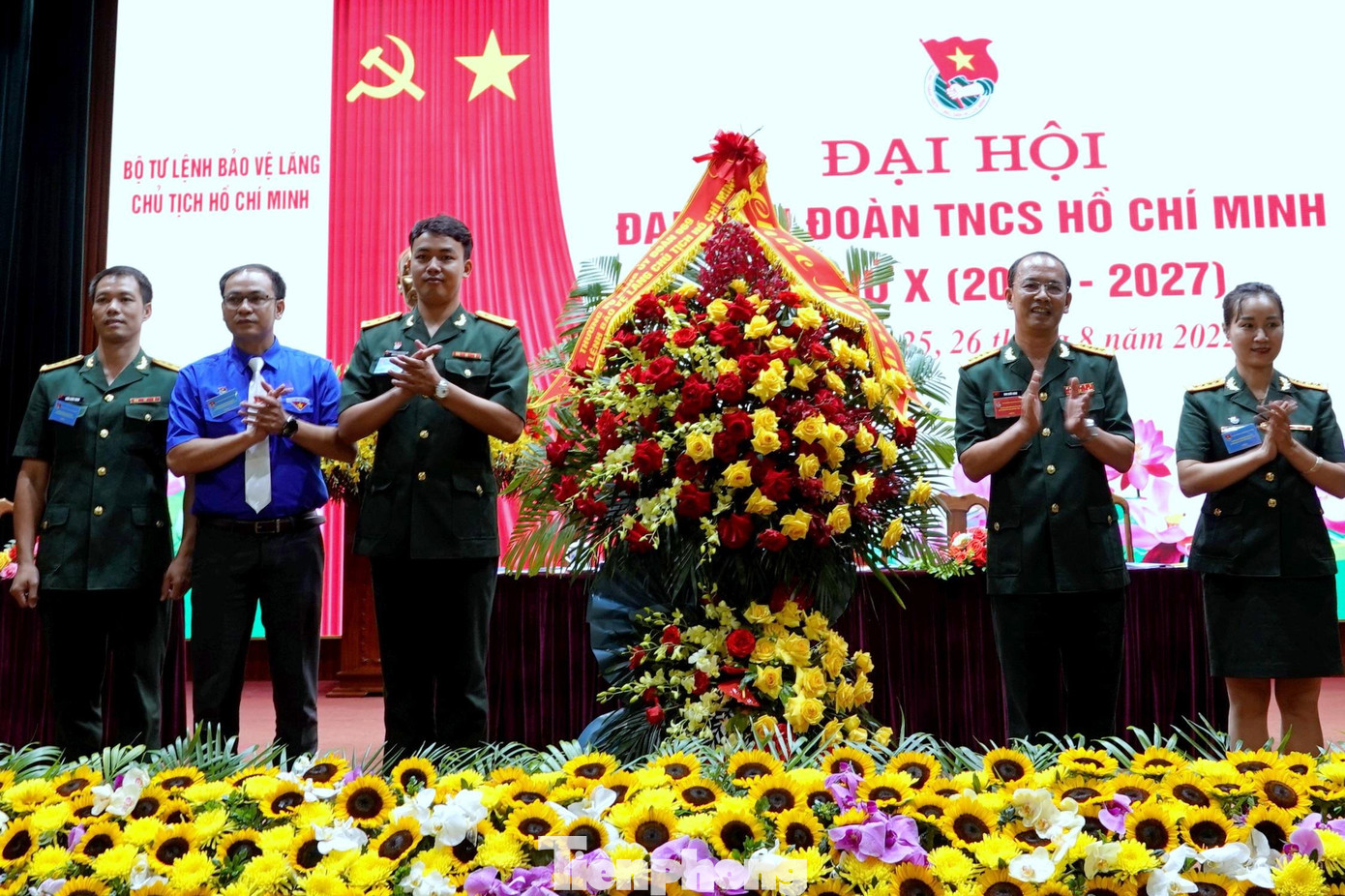 Lãnh đạo BTL Bảo vệ Lăng tặng hoa chúc mừng ĐH Lãnh đạo BTL Bảo vệ Lăng tặng hoa chúc mừng ĐH