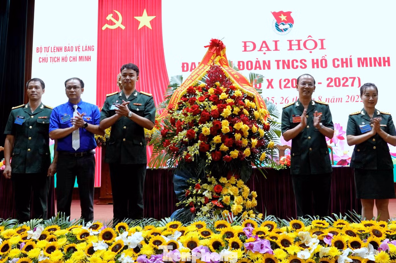 Lãnh đạo BTL Bảo vệ Lăng tặng hoa chúc mừng ĐH