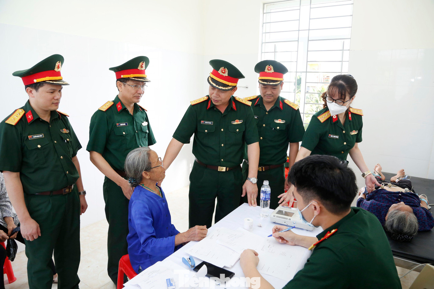 Lãnh đạo Ban Thanh niên Quân đội và Học viện Quân y thăm hỏi người dân trong chương trình tri ân tại Thanh Hóa, ngày 14/7