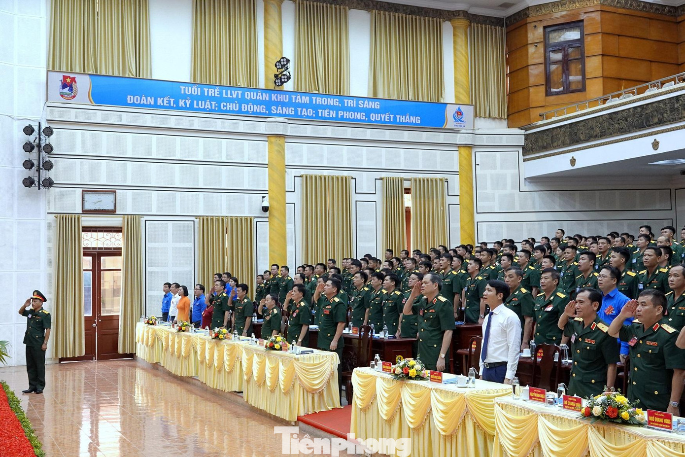 Đại biểu dự ĐH làm lễ chào cờ tại phiên chính thức, 25/8. Ảnh: Nguyễn Minh