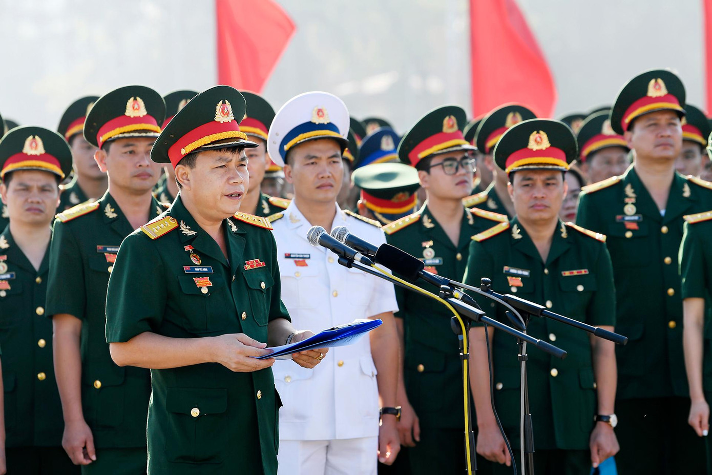 Đại tá Trần Viết Năng - Trưởng ban Thanh niên Quân đội phát biểu tại Lễ báo công