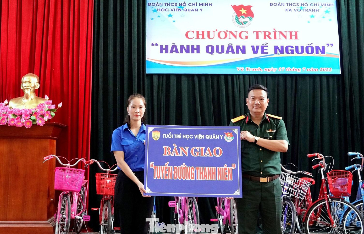 Trung tá Nguyễn Anh Tuấn - Trưởng ban Thanh niên Học viện Quân y bàn giao công trình thanh niên cho Đoàn xã Vô Tranh