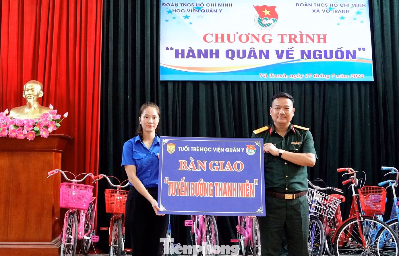 Trung tá Nguyễn Anh Tuấn - Trưởng ban Thanh niên Học viện Quân y bàn giao công trình thanh niên cho Đoàn xã Vô Tranh