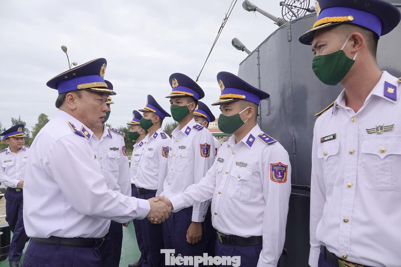 Thiếu tướng Lê Quang Đạo tới thăm, động viên cán bộ, chiến sĩ tàu CSB 4032 trước khi tàu đi làm nhiệm vụ trực Tết trên biển, chiều 14/1. Ảnh: Nguyễn Minh Thiếu tướng Lê Quang Đạo tới thăm, động viên cán bộ, chiến sĩ tàu CSB 4032 trước khi tàu đi làm nhiệm vụ trực Tết trên biển, chiều 14/1. Ảnh: Nguyễn Minh