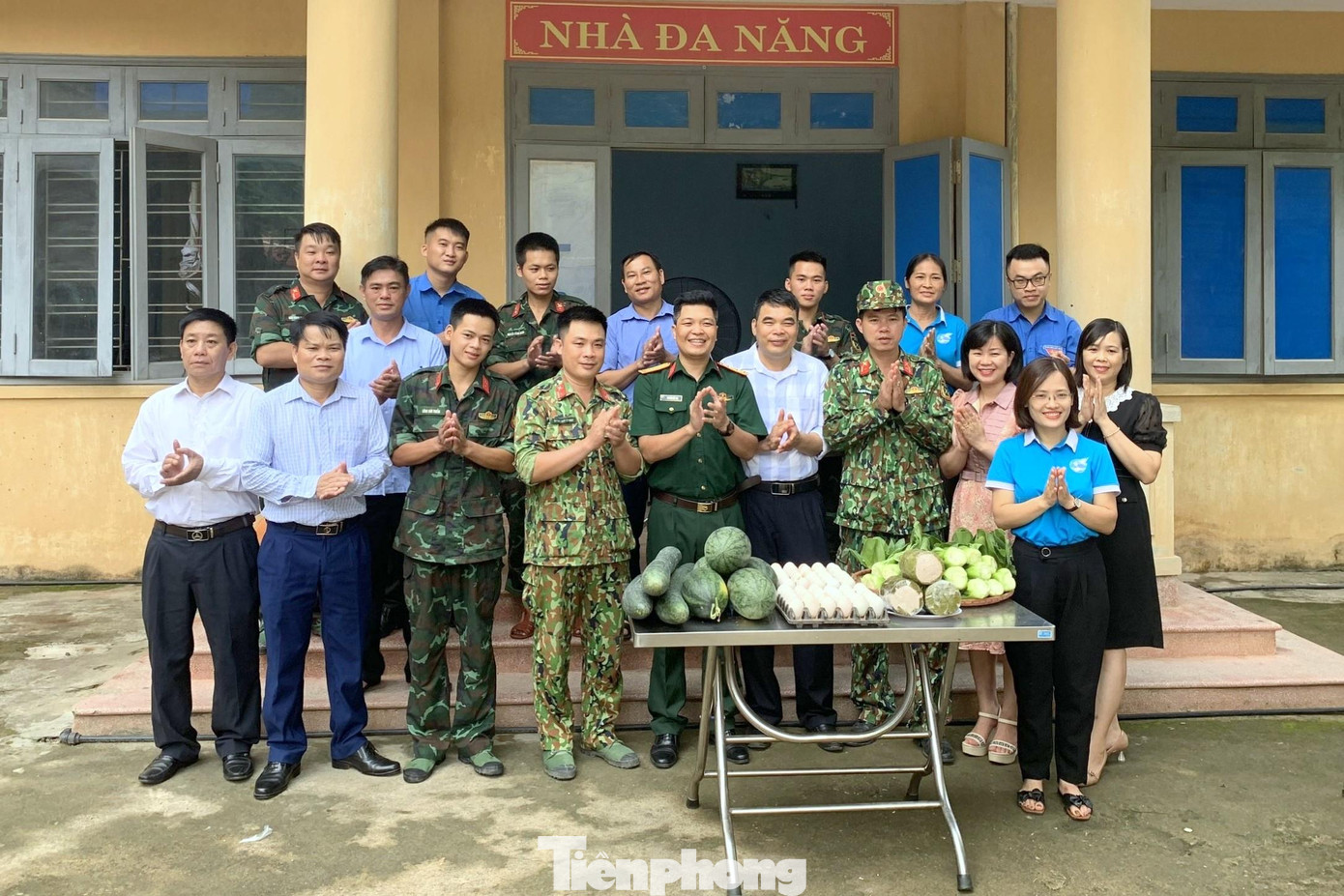 Các ban ngành, đoàn thể thị trấn Đồng Mỏ, huyện Chi Lăng tặng rau xanh, thực phẩm tiếp sức cán bộ, chiến sỹ Tiểu đoàn 8 (Trung đoàn 141) tham gia giúp dân tại thị trấn Đồng Mỏ