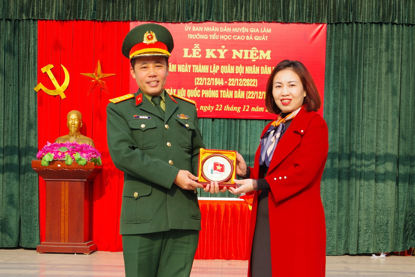 Lãnh đạo Ban Thanh niên Quân đội trao tặng logo biểu trưng Thanh niên Quân đội cho nhà trường Lãnh đạo Ban Thanh niên Quân đội trao tặng logo biểu trưng Thanh niên Quân đội cho nhà trường