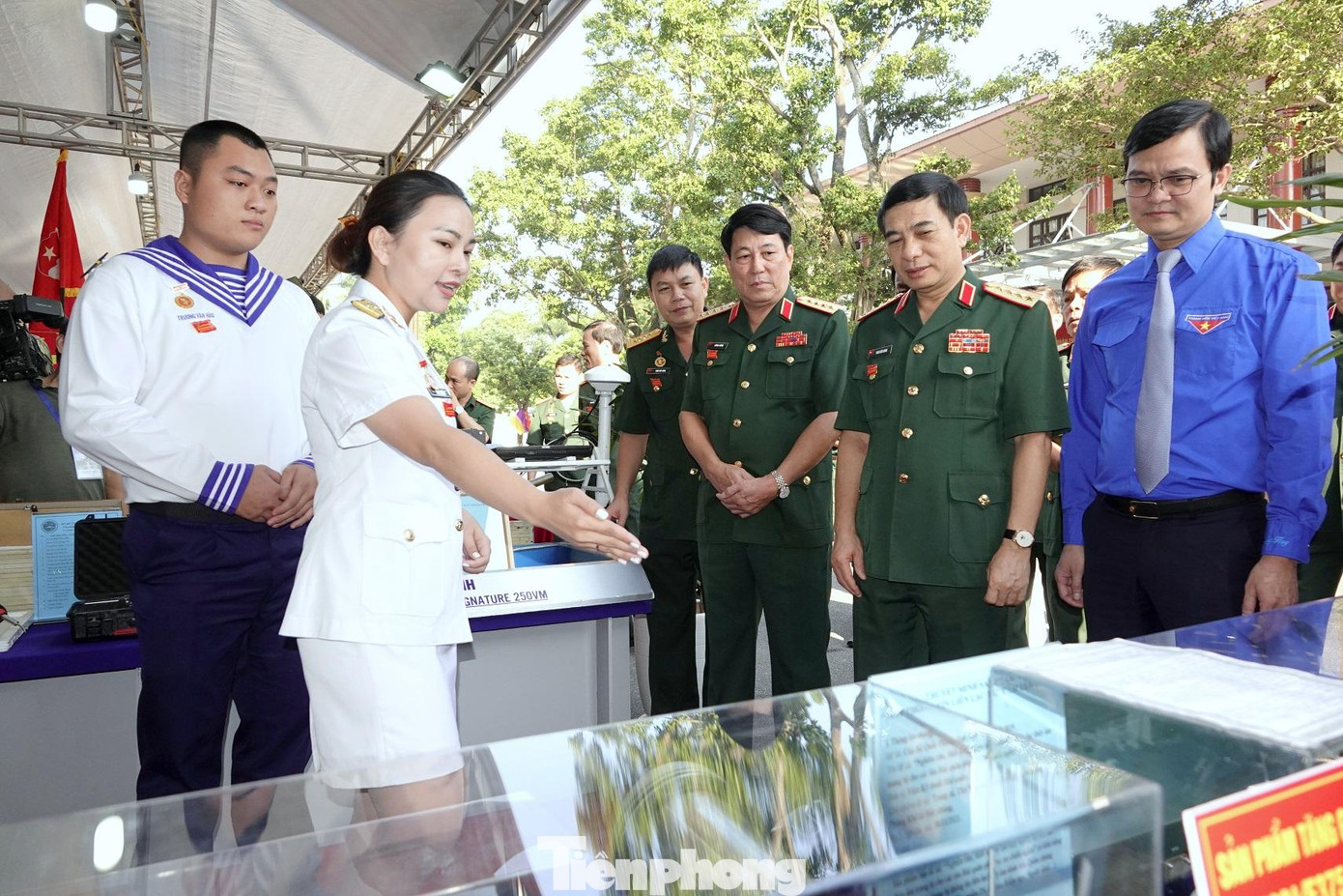 Lãnh đạo Quân ủy Trung ương - Bộ Quốc phòng và Trung ương Đoàn tham quan khu trưng bày tại đại hội của tuổi trẻ các đơn vị trong toàn quân (Ảnh: Nguyễn Minh)