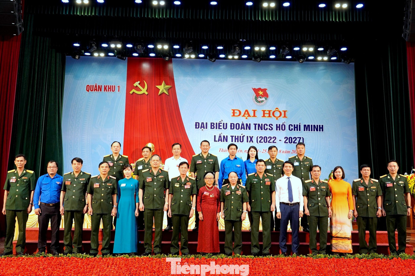 Các đại biểu lãnh đạo, Mẹ Việt Nam anh hùng, Anh hùng LLVT nhân dân về dự ĐH