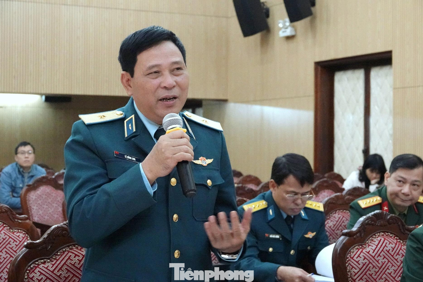 Đại diện Quân chủng Phòng không - Không quân trả lời câu hỏi của phóng viên Tiền Phong tại họp báo