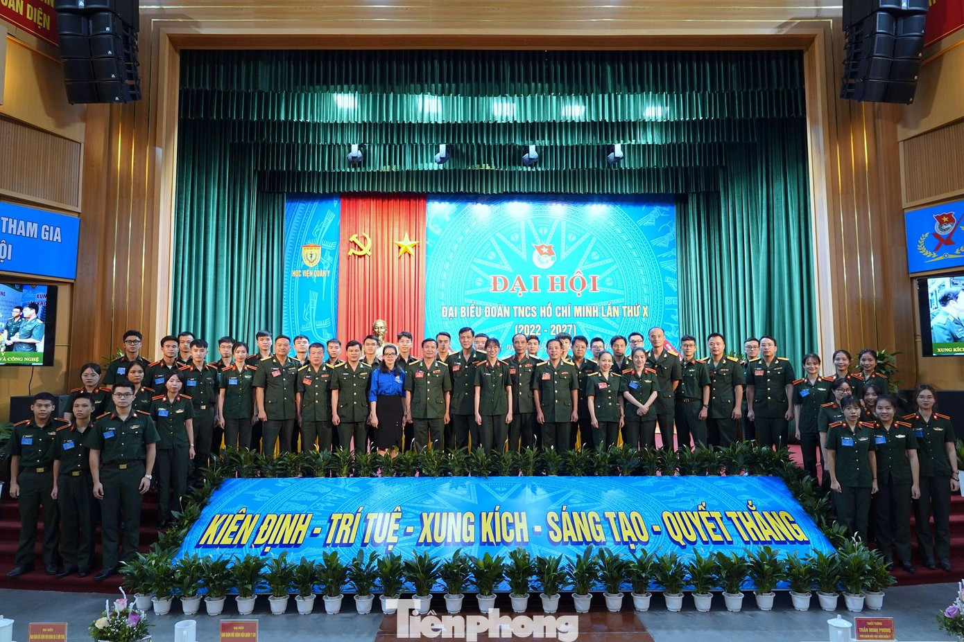 Thiếu tướng Trần Minh Phong đề nghị nâng cao hơn nữa chất lượng, hiệu quả hoạt động của các CLB ngoại ngữ, CLB thanh niên và các hoạt động, phong trào “Đền ơn đáp nghĩa”, “Tiếp sức người bệnh”, “Hiến máu nhân đạo”, tri ân đối với các anh hùng liệt sĩ và người có công. Đồng thời phối hợp chặt chẽ với tổ chức Đoàn của các đơn vị kết nghĩa và địa phương nơi Học viện đóng quân để tổ chức có hiệu quả các hoạt động nhằm giữ vững tình đoàn kết, gắn bó và bảo đảm an ninh, an toàn trong đơn vị. Ảnh: Nguyễn Minh