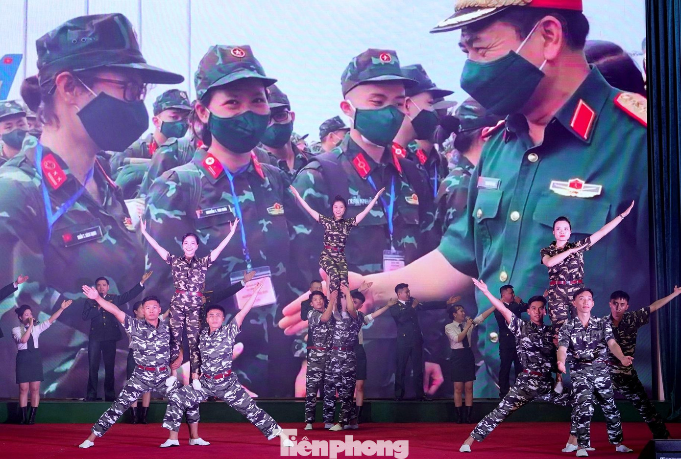 Hát múa “Quân đội ta Quân đội Anh hùng”. Ảnh: Nguyễn Minh