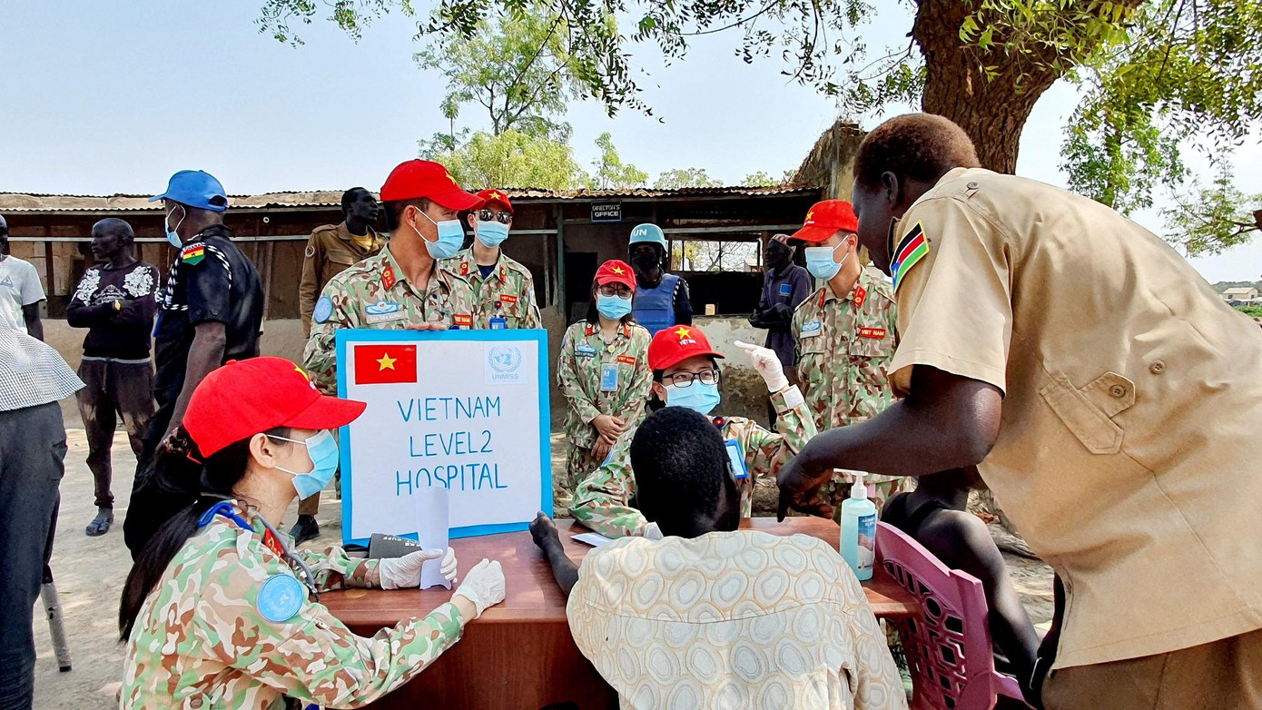 Cán bộ, nhân viên BVDC 2.3 Việt Nam tổ chức khám bệnh, cấp thuốc tại nhà tù Trung tâm Bentiu. Ảnh: Tiến Phúc