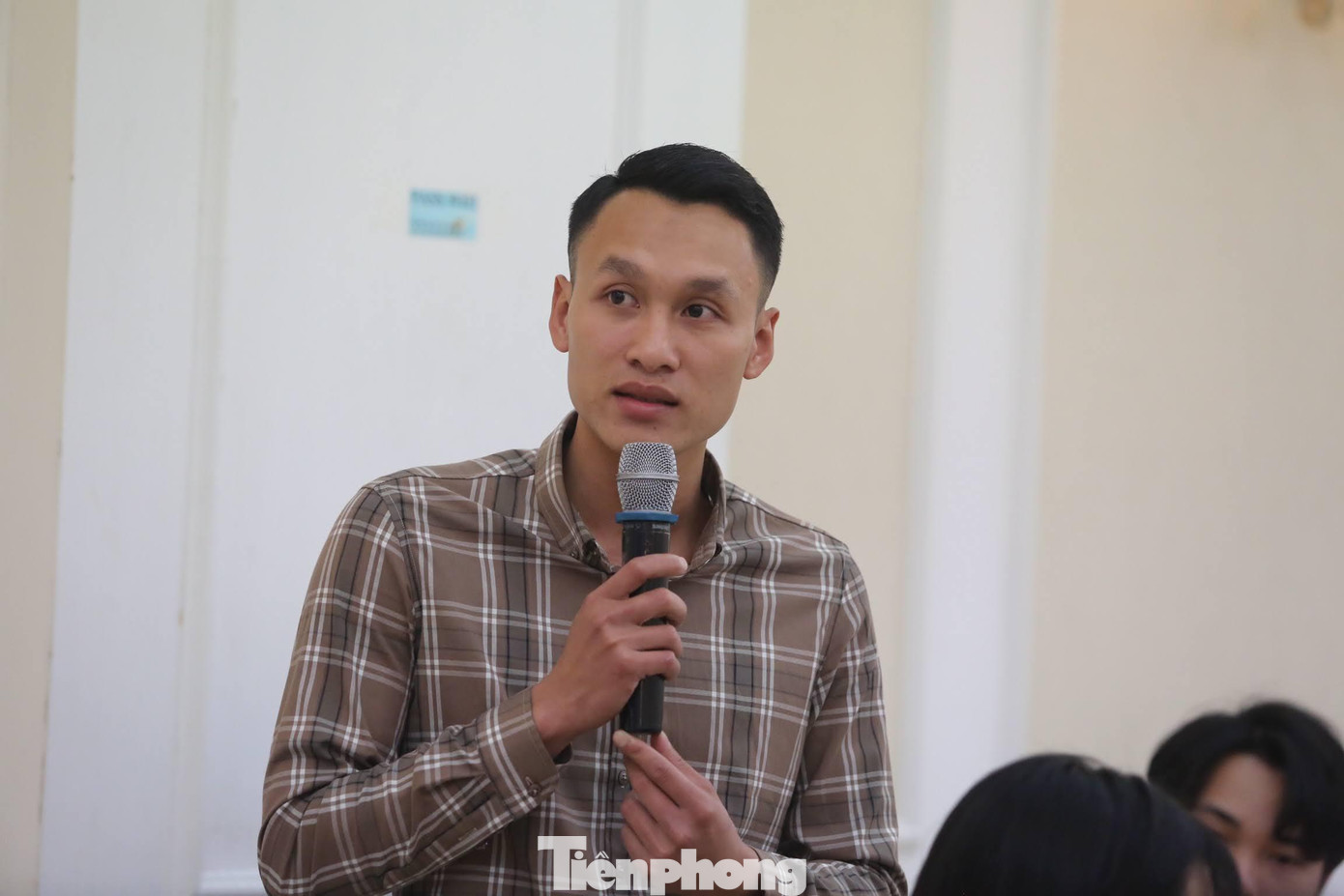 Thượng úy Lương Văn Lợi (SN 1995) - Đội trưởng Đội Phòng chống ma túy và tội phạm, Đồn Biên phòng Keng Đu, Bộ đội Biên phòng tỉnh Nghệ An chia sẻ về nhiệm vụ đấu tranh với các loại tội phạm trên tuyến biên giới miền Tây xứ Nghệ. Thượng úy Lương Văn Lợi (SN 1995) - Đội trưởng Đội Phòng chống ma túy và tội phạm, Đồn Biên phòng Keng Đu, Bộ đội Biên phòng tỉnh Nghệ An chia sẻ về nhiệm vụ đấu tranh với các loại tội phạm trên tuyến biên giới miền Tây xứ Nghệ.