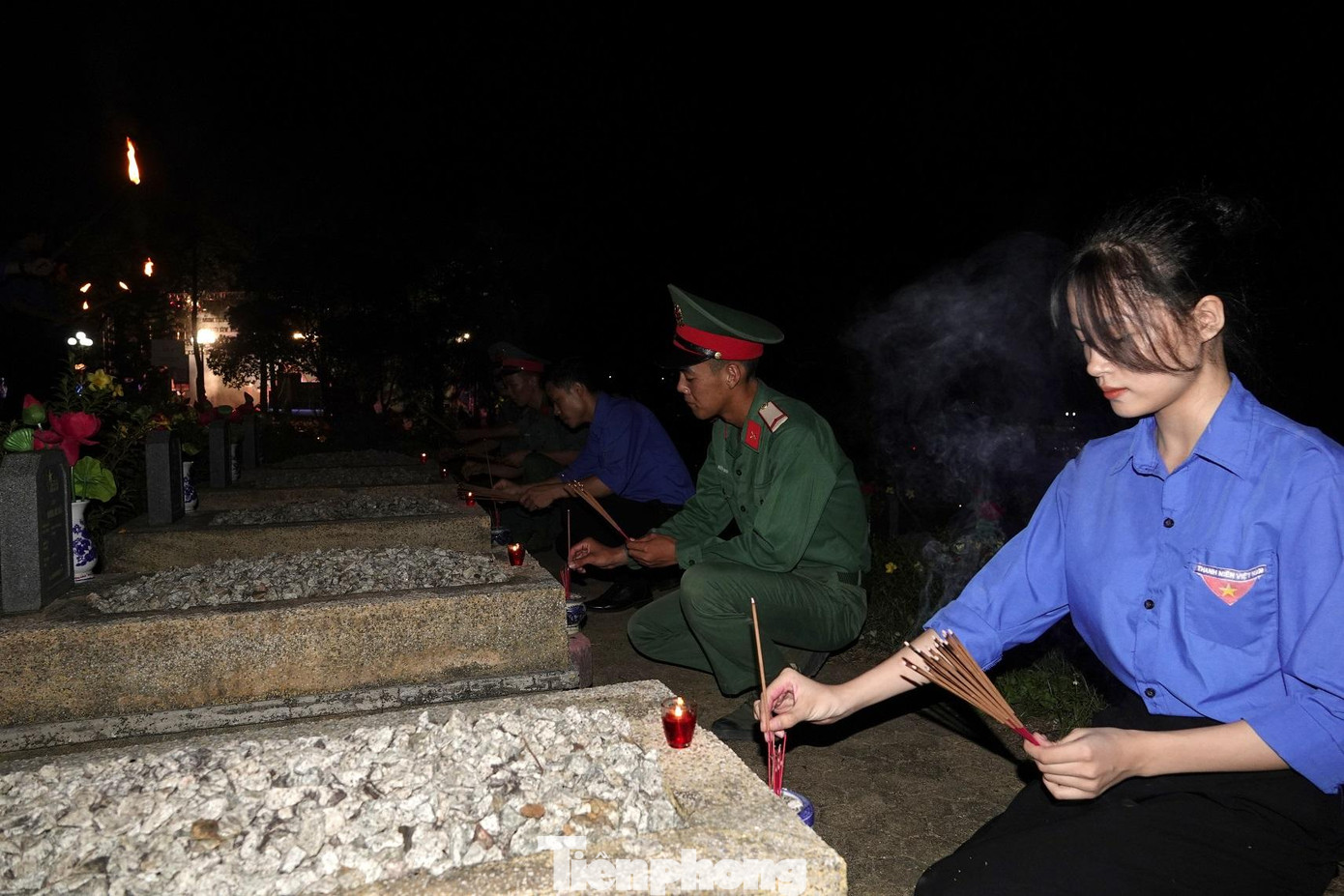 ĐVTN Quân đội và tỉnh Thừa Thiên - Huế thắp nến tri ân và thắp hương tại các phần mộ liệt sĩ