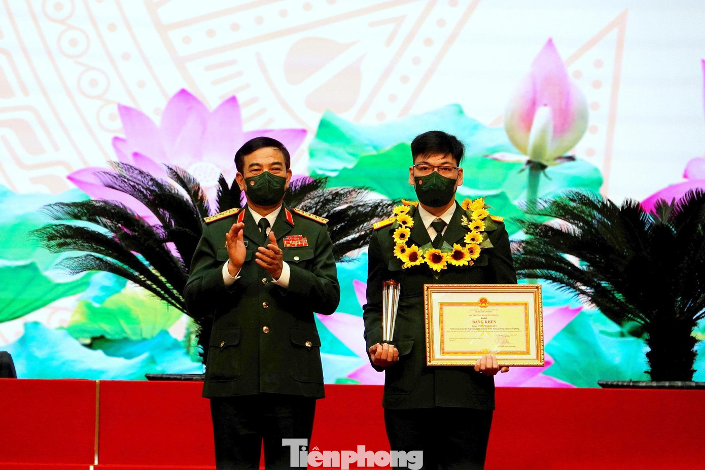 Đại tướng Phan Văn Giang tặng Bằng khen và biểu trưng cho 10 GMTTB toàn quân năm 2021. Ảnh: Nguyễn Minh