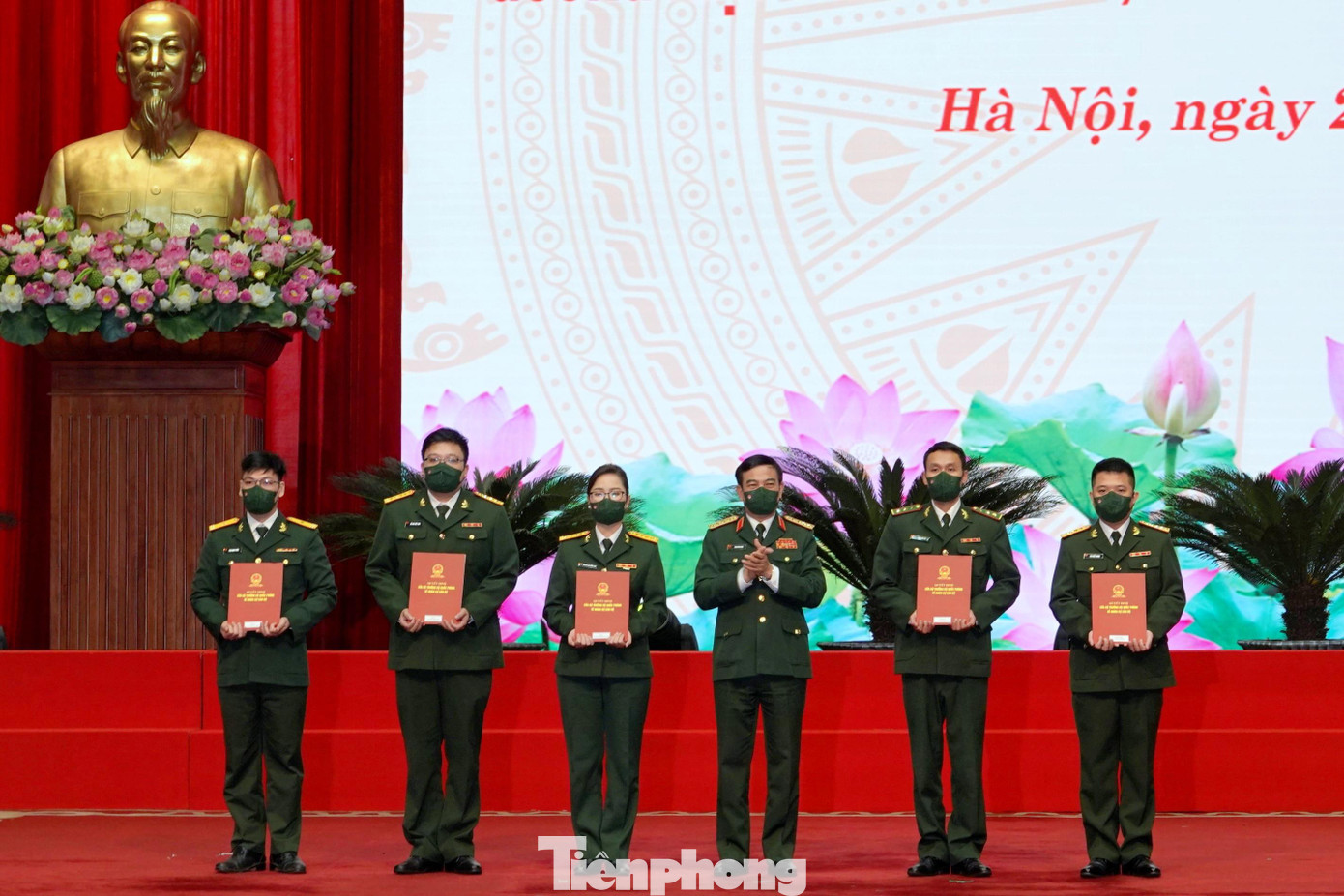 Đại tướng Phan Văn Giang, Bộ trưởng Bộ Quốc phòng trao quyết định thăng quân hàm, tuyển dụng, phong quân hàm quân nhân chuyên nghiệp cho 5 GMTTB toàn quân 2021. Ảnh: Nguyễn Minh