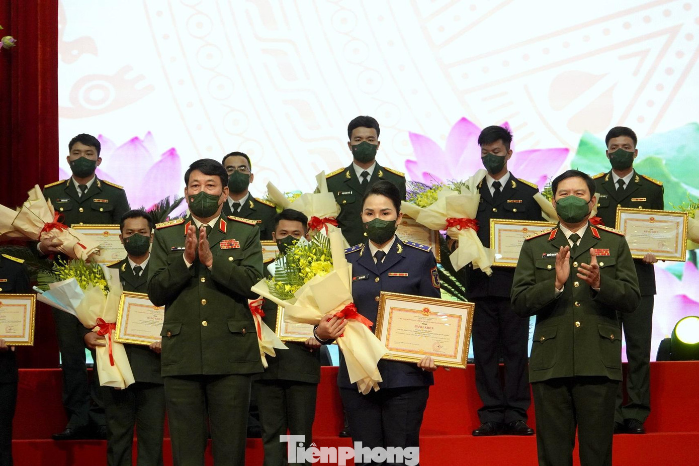 Đại tướng Lương Cường, Chủ nhiệm Tổng cục Chính trị QĐND Việt Nam và Thượng tướng Nguyễn Tân Cương, Tổng Tham mưu trưởng QĐND Việt Nam trao Bằng khen, tặng hoa cho các GMTTV toàn quân 2021