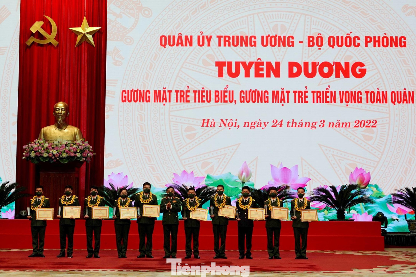 Đại tướng Phan Văn Giang tặng Bằng khen và biểu trưng cho 10 GMTTB toàn quân năm 2021. Ảnh: Nguyễn Minh