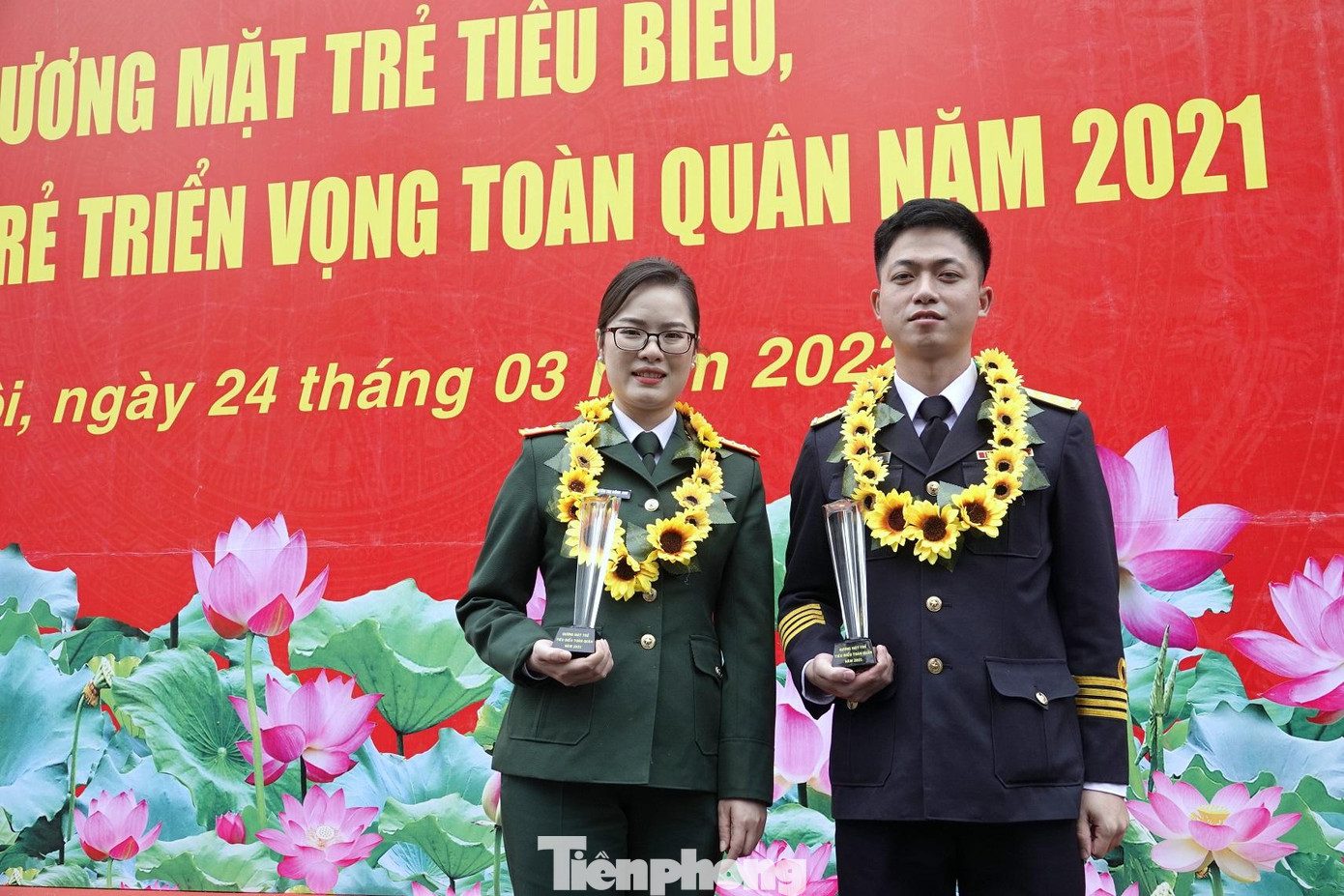 Đại úy Nguyễn Thị Hồng Anh và Thượng úy Nguyễn Tiến Duy. Ảnh: Nguyễn Minh Đại úy Nguyễn Thị Hồng Anh và Thượng úy Nguyễn Tiến Duy. Ảnh: Nguyễn Minh